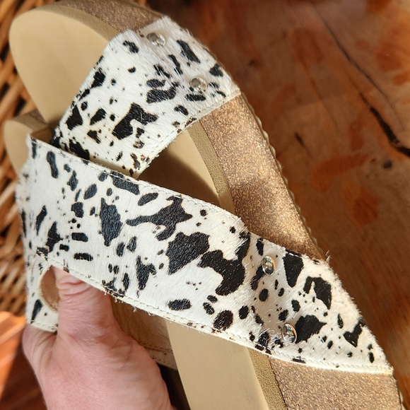 Very Volatile Chocolate Chip Wedge Sandals White Black Sz 8 Cow Hair Print - Picture 10 of 11